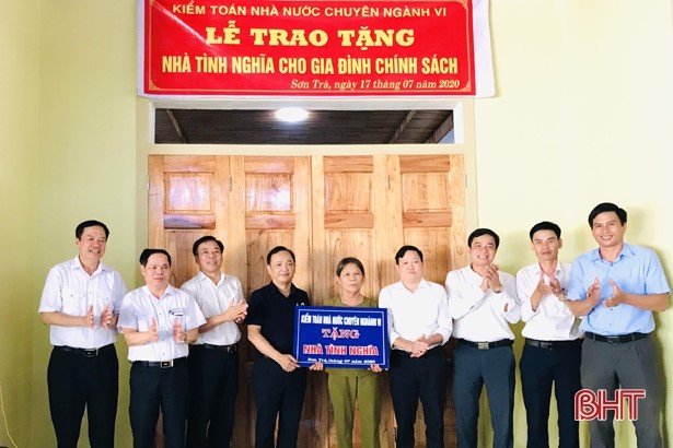 Trao tặng 2 nhà tình nghĩa cho gia đình chính sách có hoàn cảnh đặc biệt khó khăn tại huyện Hương Sơn, tỉnh Hà Tĩnh.